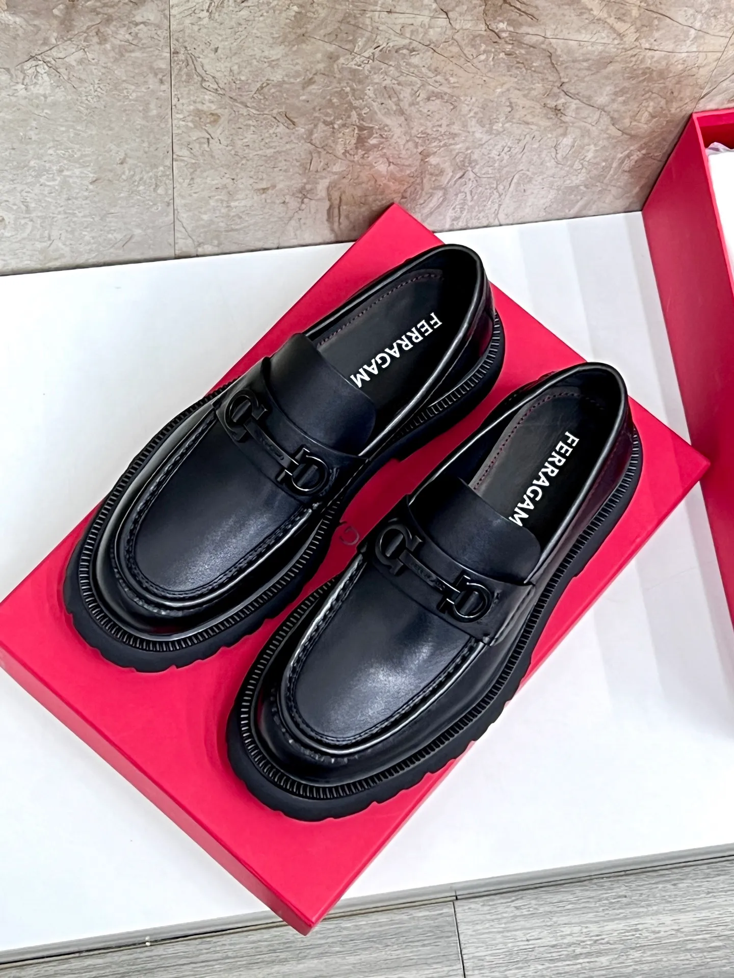 Original quality P780 Brand: Ferragamo Standard code: Men's code 39.40.41.42.43.44 Grade: Same style as the official website High-quality men's shoes Material: Customized first-layer calfskin with water-dyed cowhide lining Cowhide tiptoe Original non-slip and wear-resistant rubber outsole Style category: Men's formal business leather shoes are young and fashionable European and American trends British style Casual matching Comfortable feet Color: actual picture
